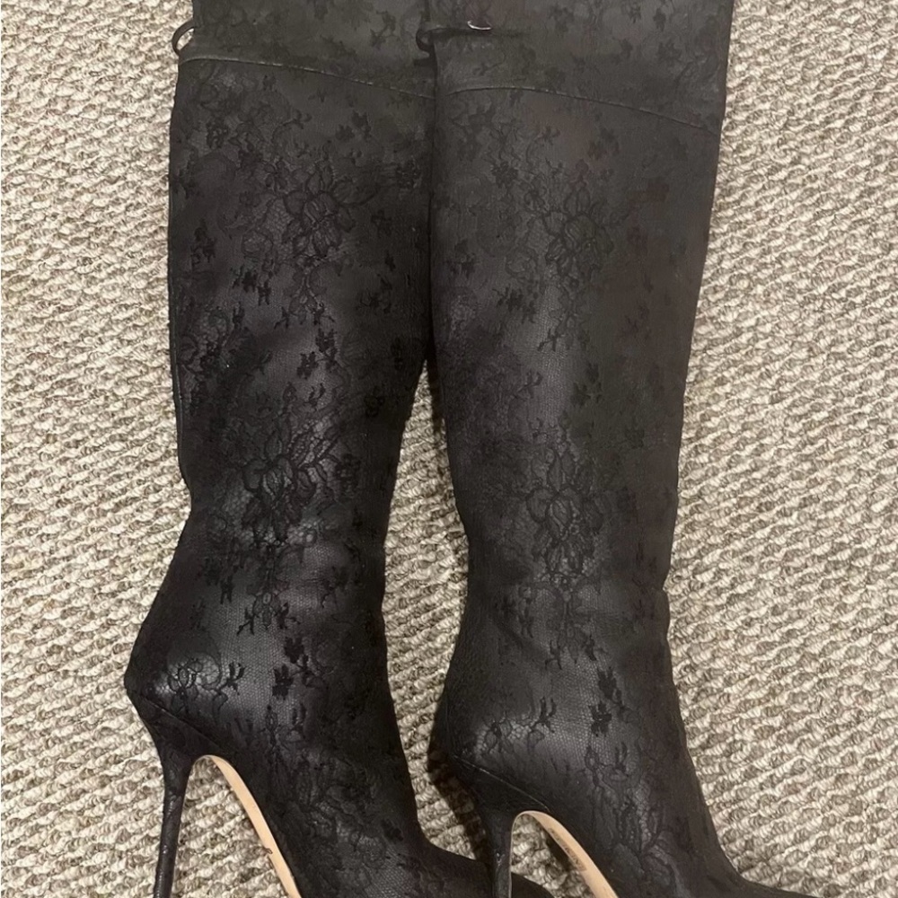 Gorgeous, preowned LACE  dolce Gabbana black high boots size 39